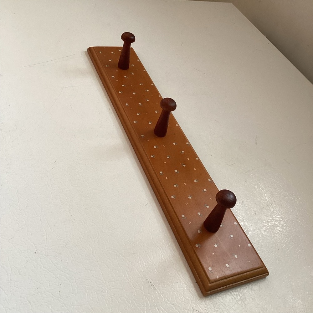 Vintage Wall Hook Rack 3 Peg with Tiny Flowers - Picture 10 of 12